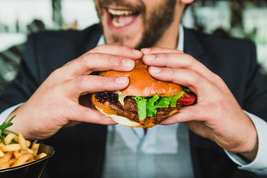 eating burger, Average Calories for Men